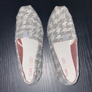 Gray patterned toms